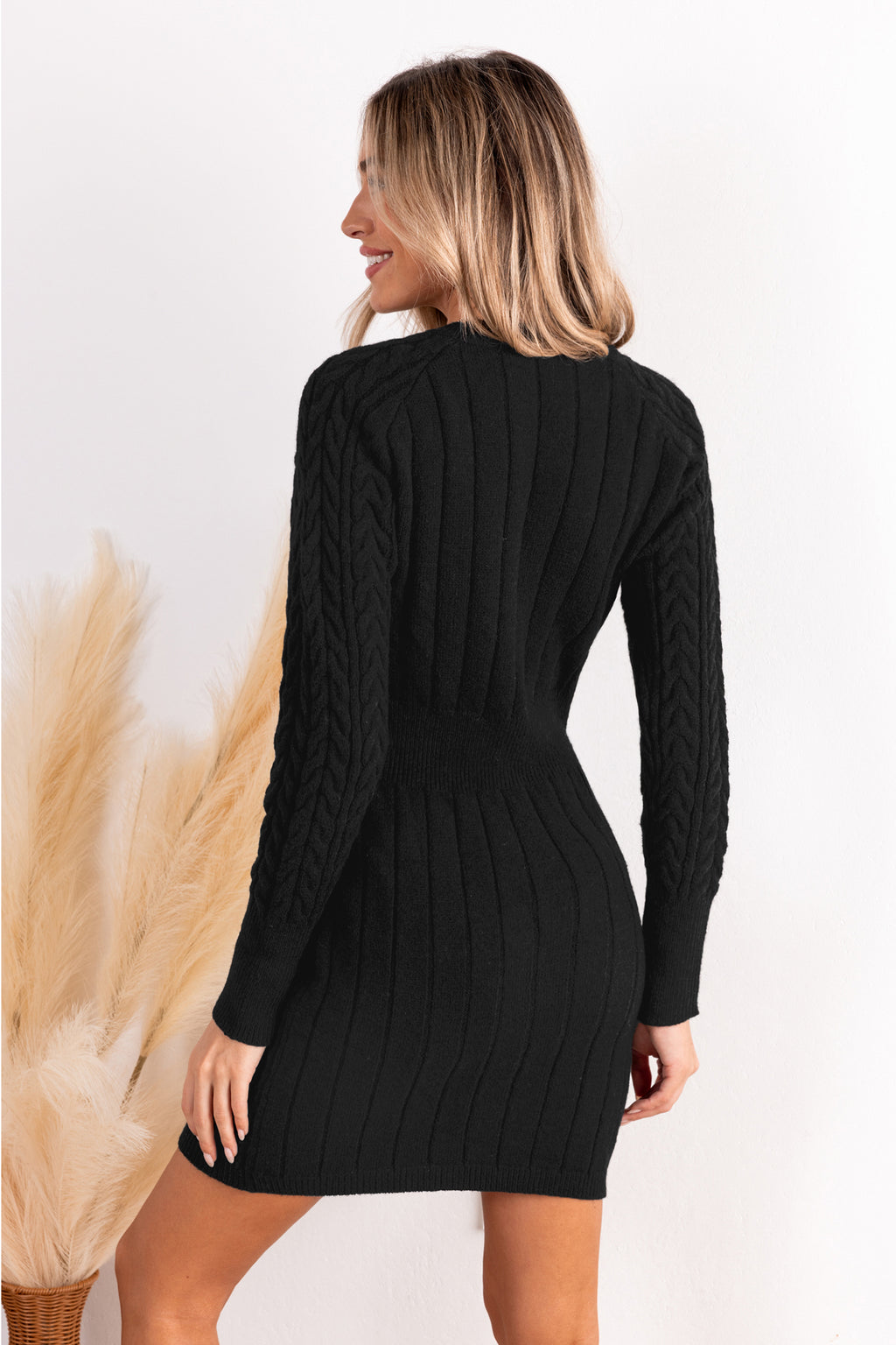Schwarzes langärmeliges Minikleid aus Zopfstrick