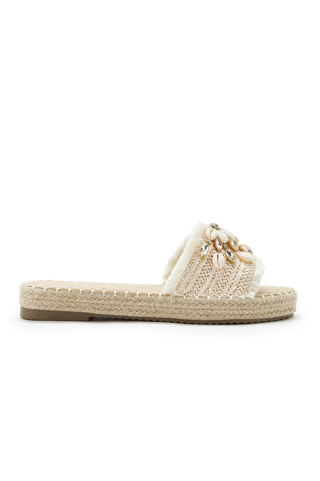 Beige Sandalen mit Muschelanhängern und Perlen