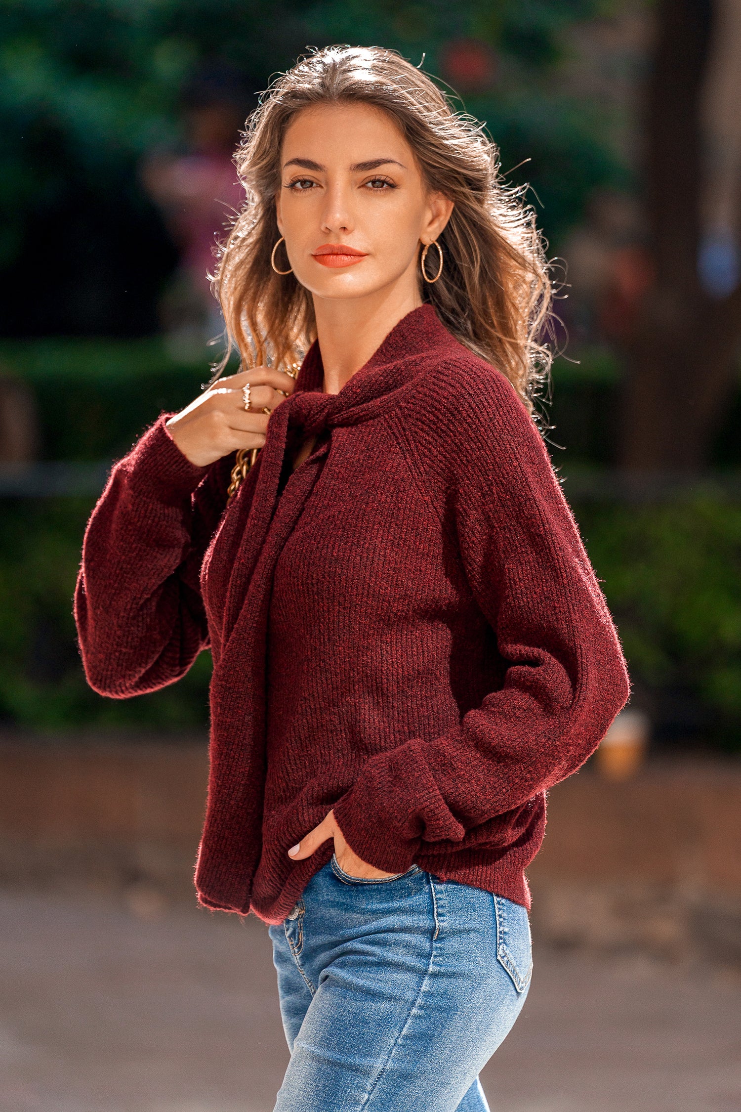 Roter V-Ausschnitt Pullover mit Halsbindung