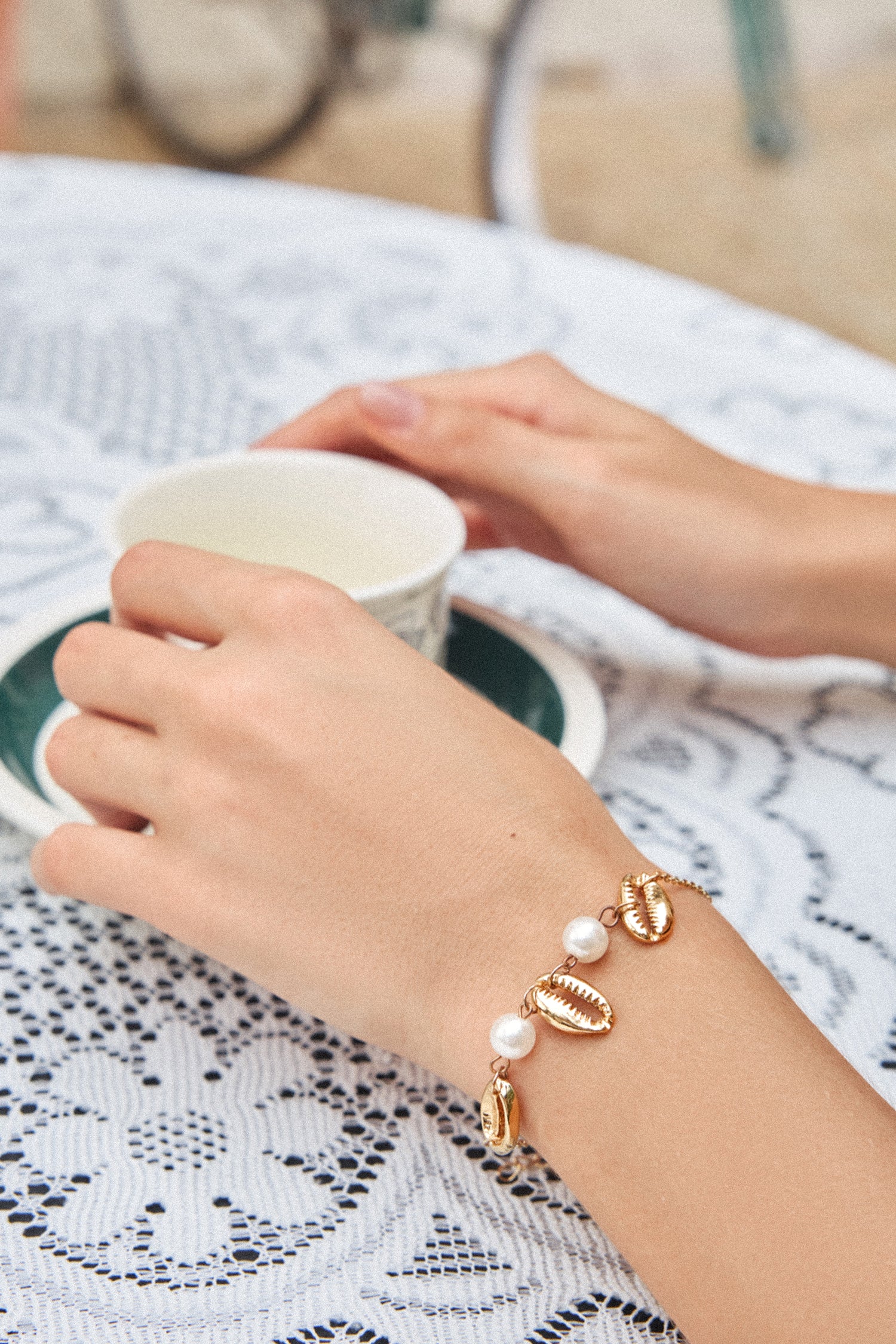Goldfarbenes Armband mit Muschelanhängern