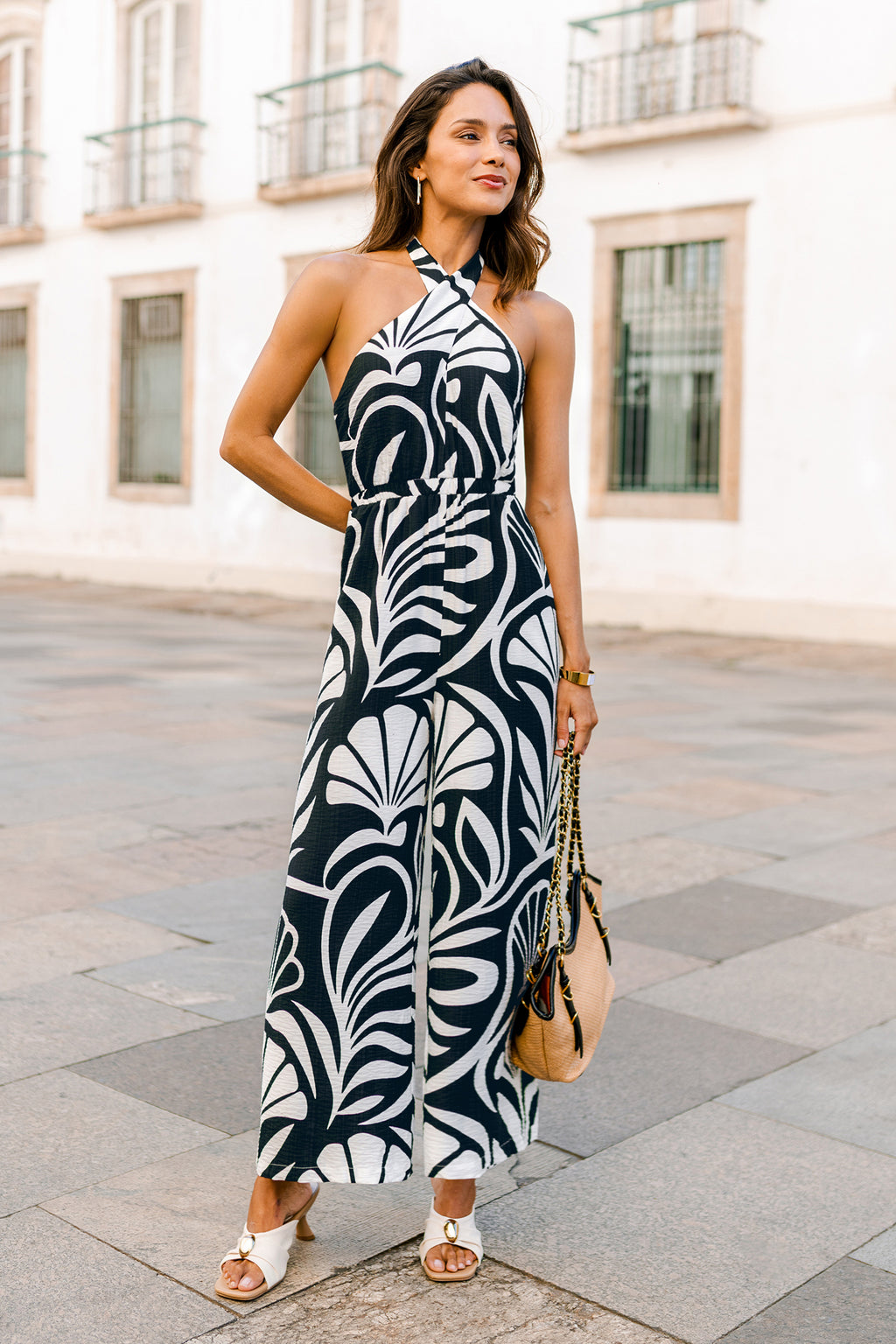 Schwarzer ärmelloser Jumpsuit mit hohem Ausschnitt