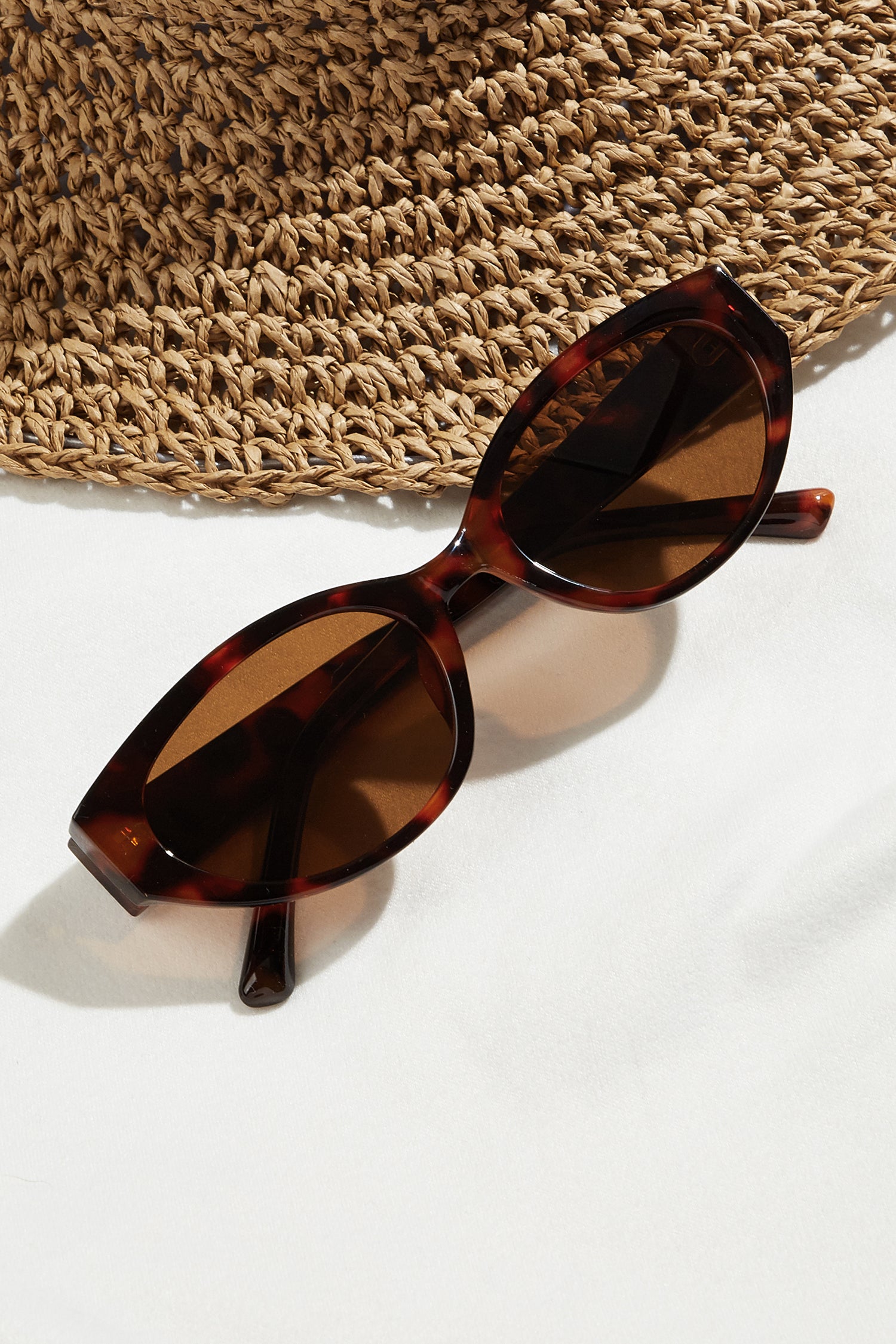 Braune Sonnenbrille mit robustem Rahmen