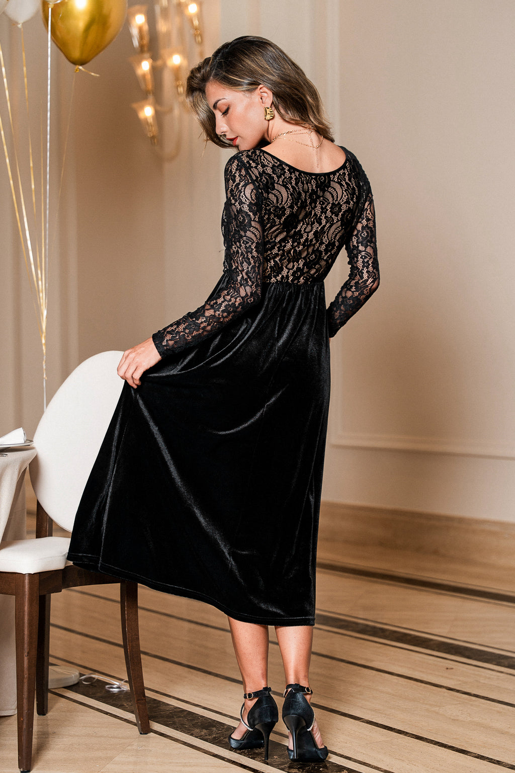 Schwarzes Maxikleid mit Kontrastspitze