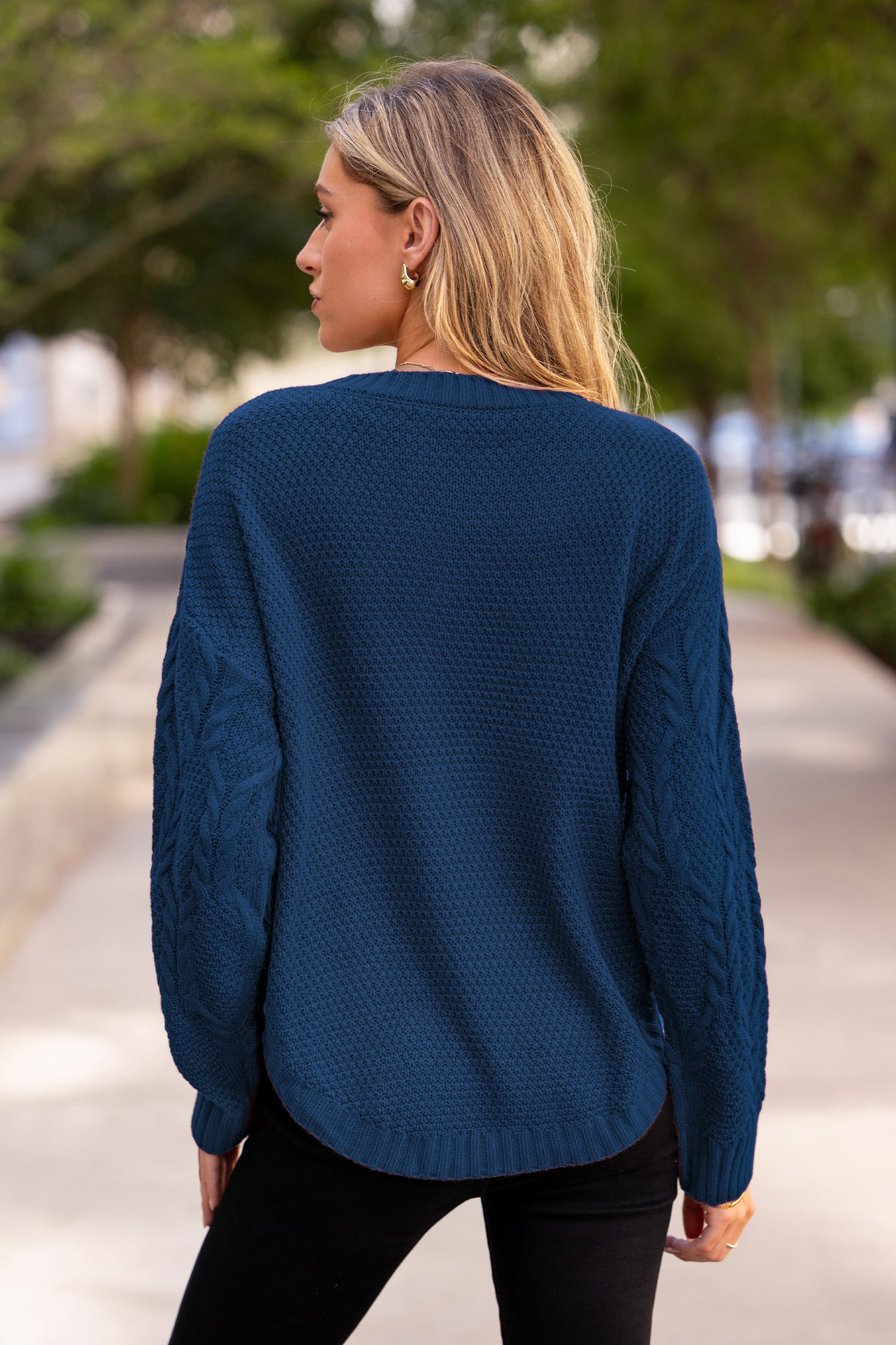Blauer Rundhals-Pullover