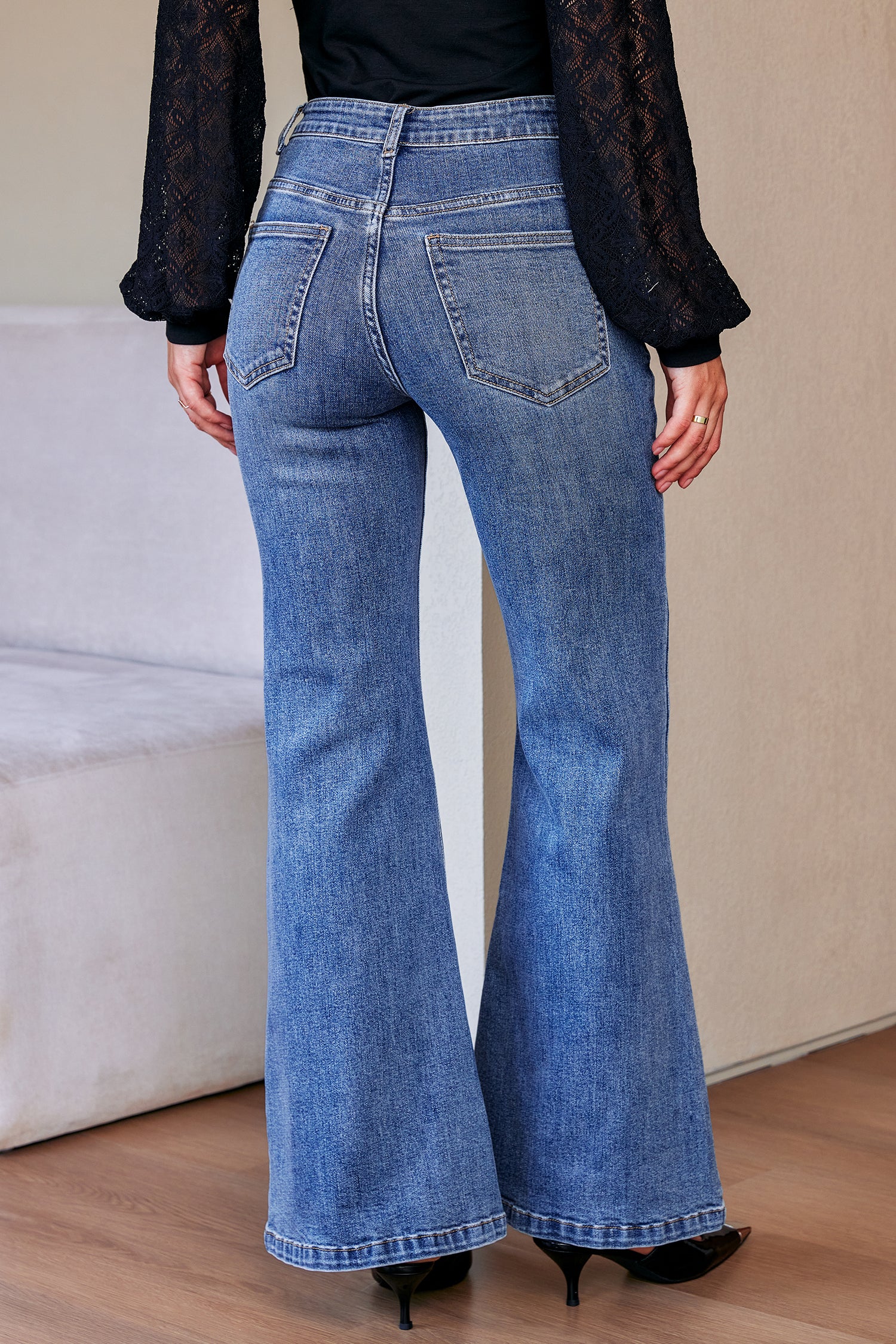 Blaue Schlagjeans
