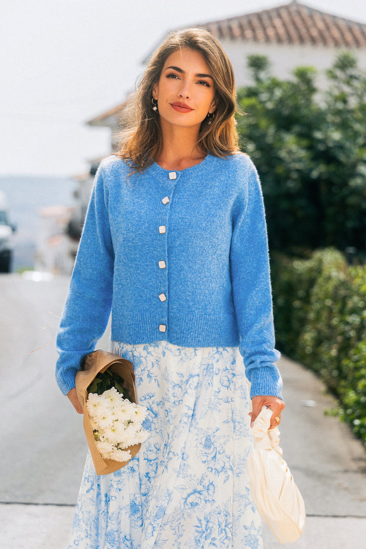Blaue Strickjacke mit Knopfleiste vorne