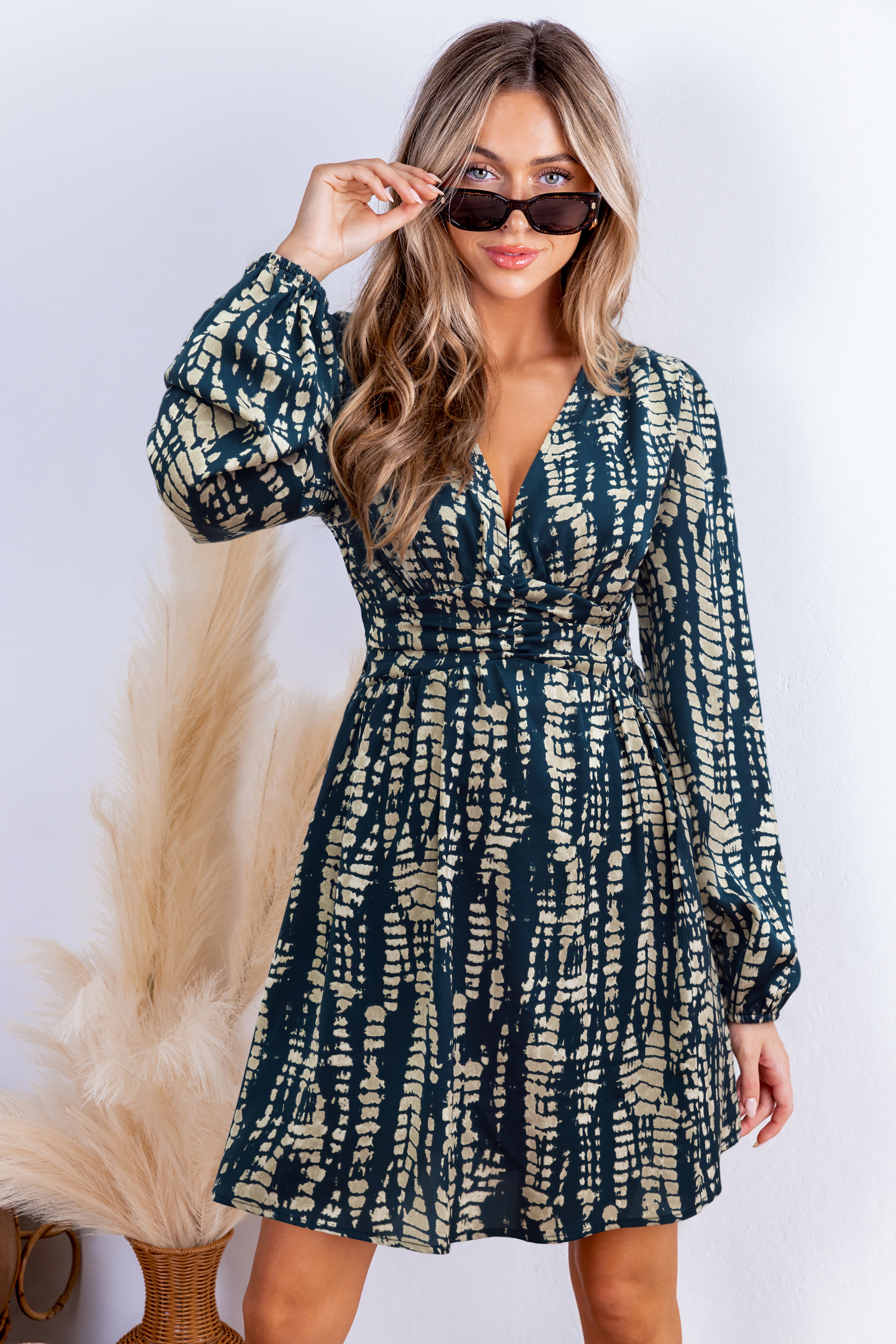 Abstraktes Lange Ärmel Tiefer Ausschnitt Minikleid