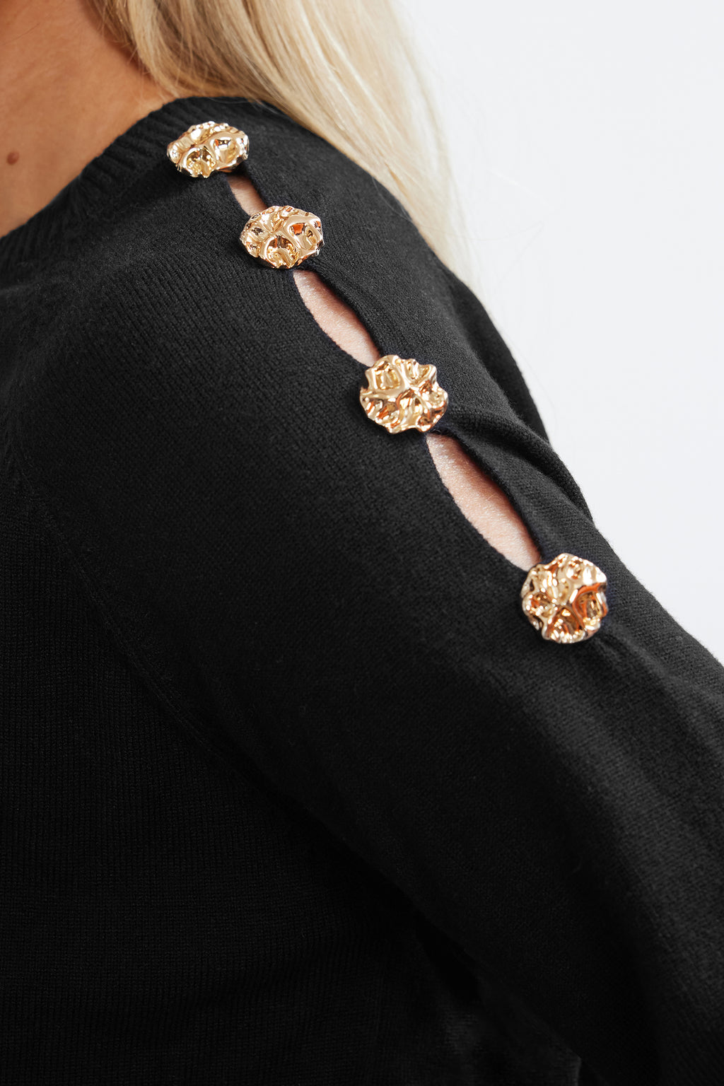Schwarzer Pullover mit Knopfdetails