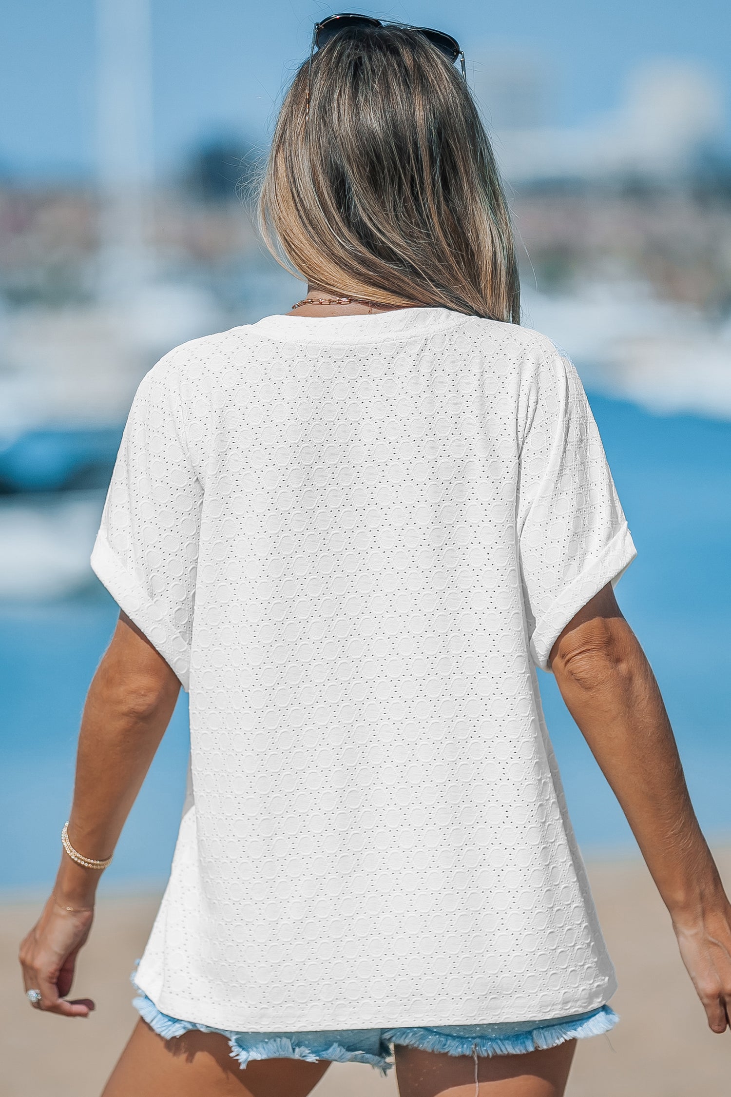 Texturiertes V-Ausschnitt-Top mit Cutout