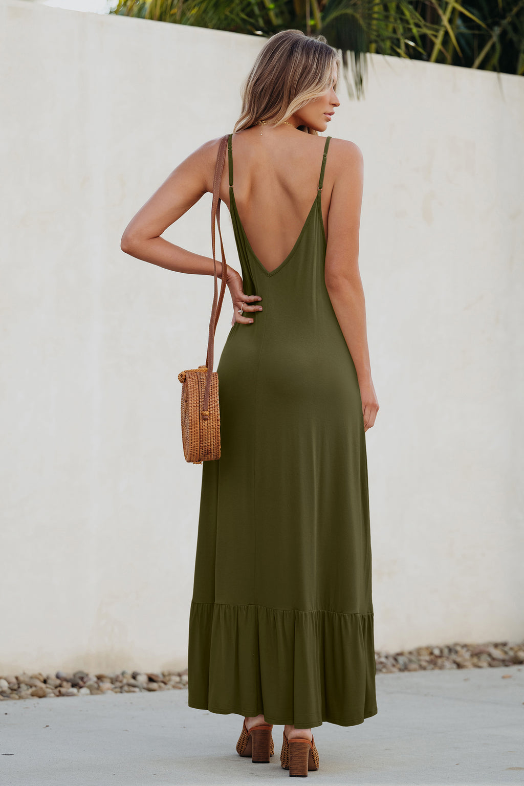 Grünes Maxikleid mit gerüschtem Saum
