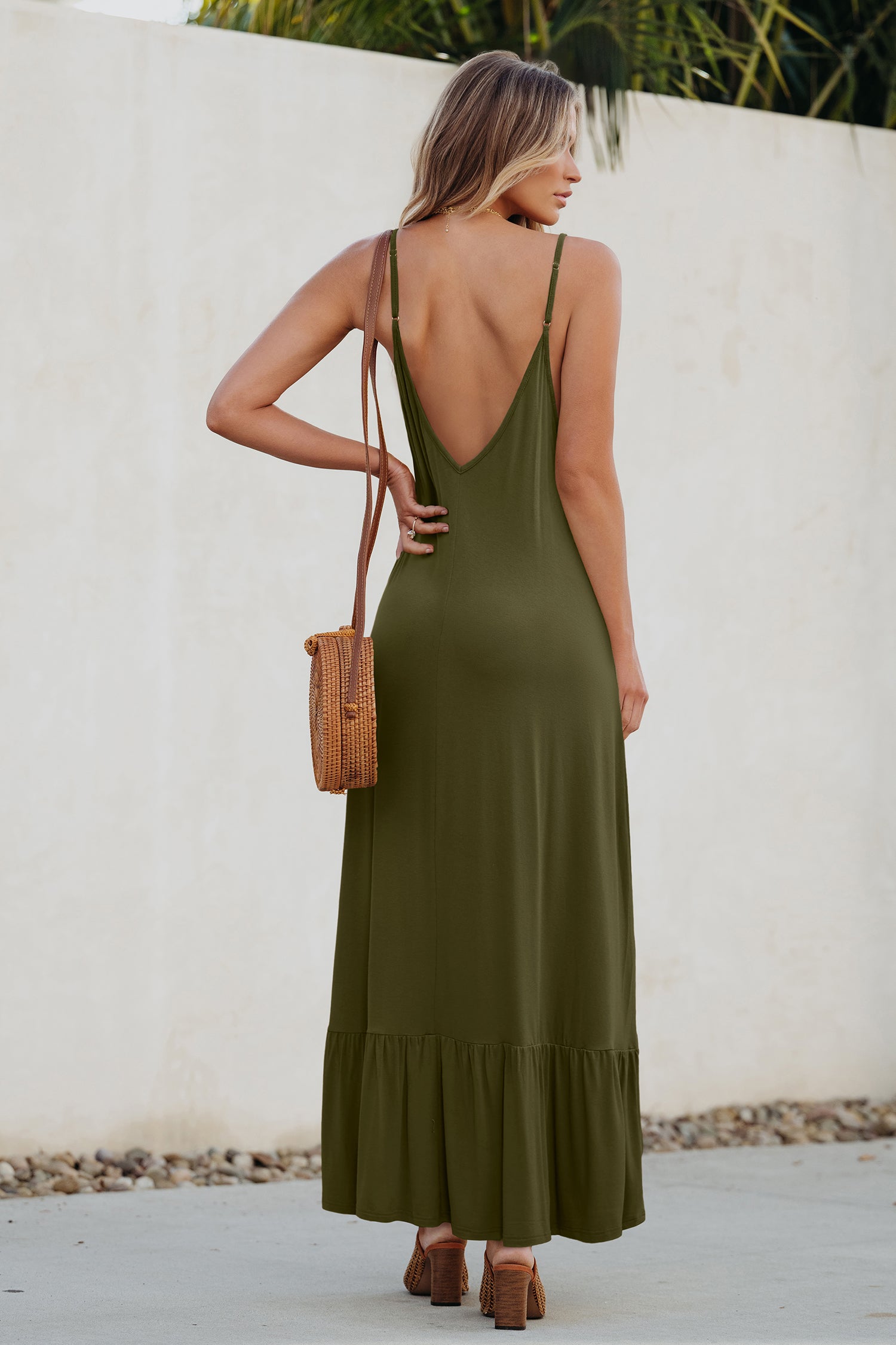 Grünes Maxikleid mit gerüschtem Saum